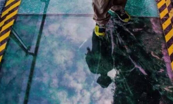 玻璃棧道 碎玻璃.jpg